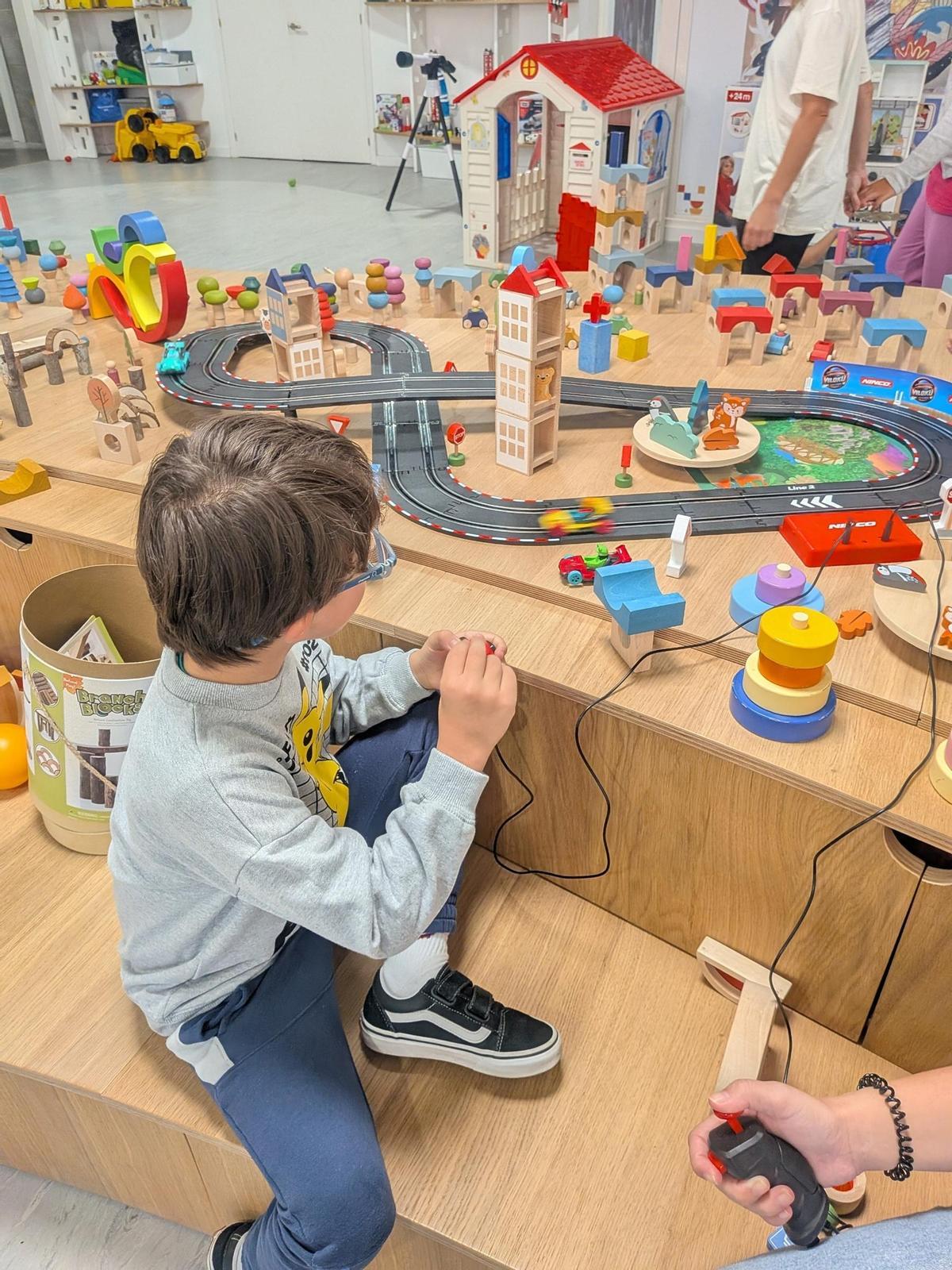 Un niño jugando en la ludoteca de AIJU en Ibi.