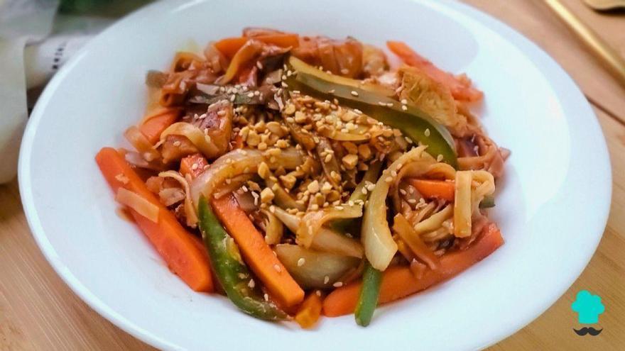 Pad thai de pollo y verduras: así puedes preparar en casa el famoso plato tailandés de forma fácil