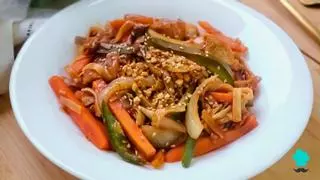 Pad thai de pollo y verduras: así puedes preparar en casa el famoso plato tailandés de forma fácil