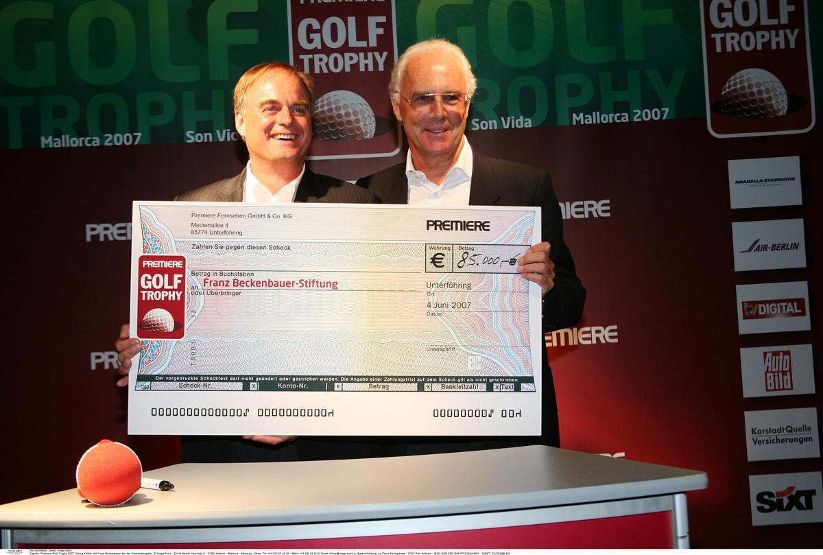 Scheckübergabe bei der Premiere Golf Trophy 2007: 85.000 Euro gingen an die Franz Beckenbauer-Stiftung.
