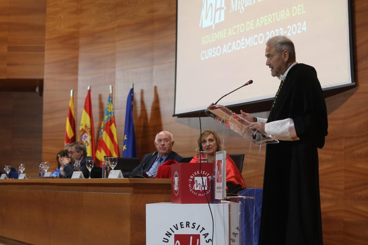 El rector de la UMH durante su discurso en la apertura del curso académico.