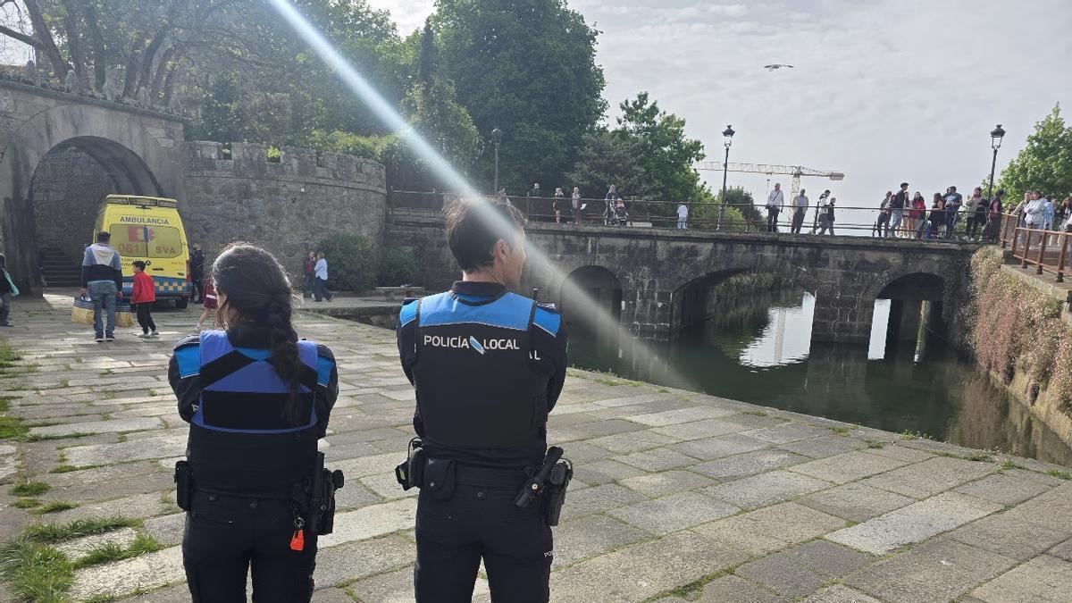 Dos agentes de la Policía Local de Vilagarcía.