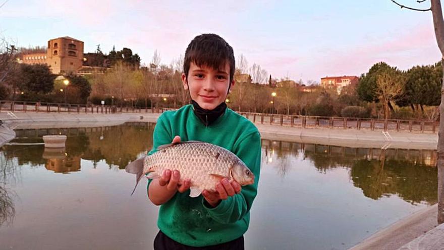 Uno de los niños del club muestra una de las capturas. | E. P.