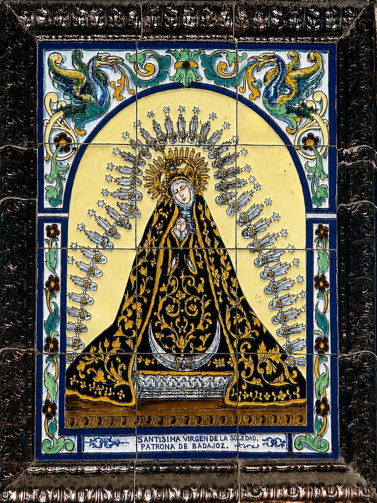 El azulejo dedicado a la Virgen de la Soledad encontrado en el zaguán del edificio Castelar