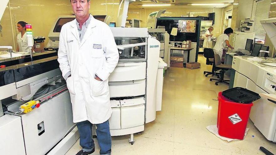 El doctor Fernández Nogueira en el actual laboratorio del Meixoeiro.