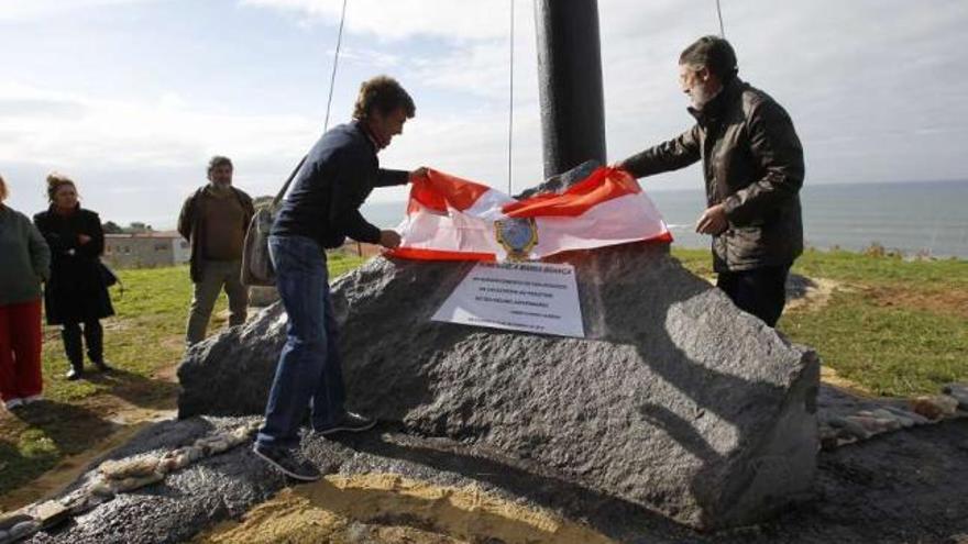 Xabier Garrido y José M. Domínguez Freitas descubren la placa provisional al pie de la obra.  // R. Grobas