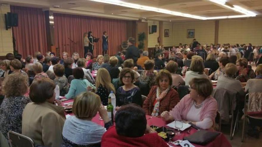 Numeroso público en la cena del Día de la Mujer