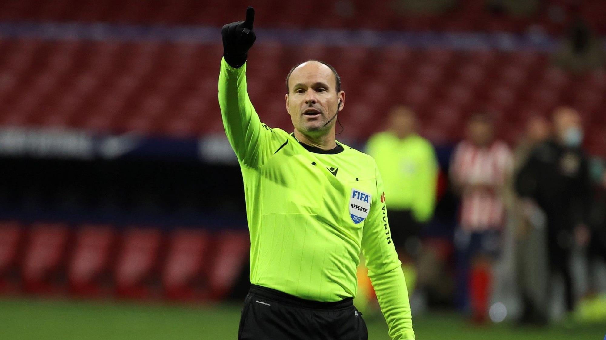 Mateu Lahoz, en un partido de Liga de esta temporada entre el Getafe y el Atlético.