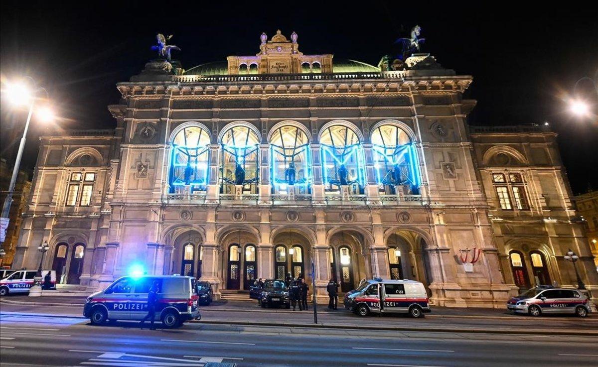 Policía frente a la Ópera de Viena.