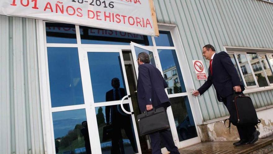 Fermín Landeta, seguido de un asesor, a su llegada a Gijón Fabril el pasado lunes.