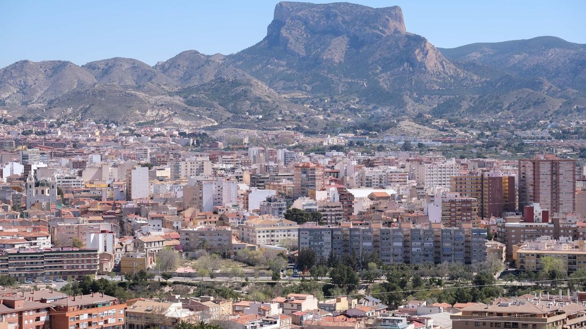 El casco urbano de Elda y, al fondo, la sierra del Cid, en una imagen de archivo.
