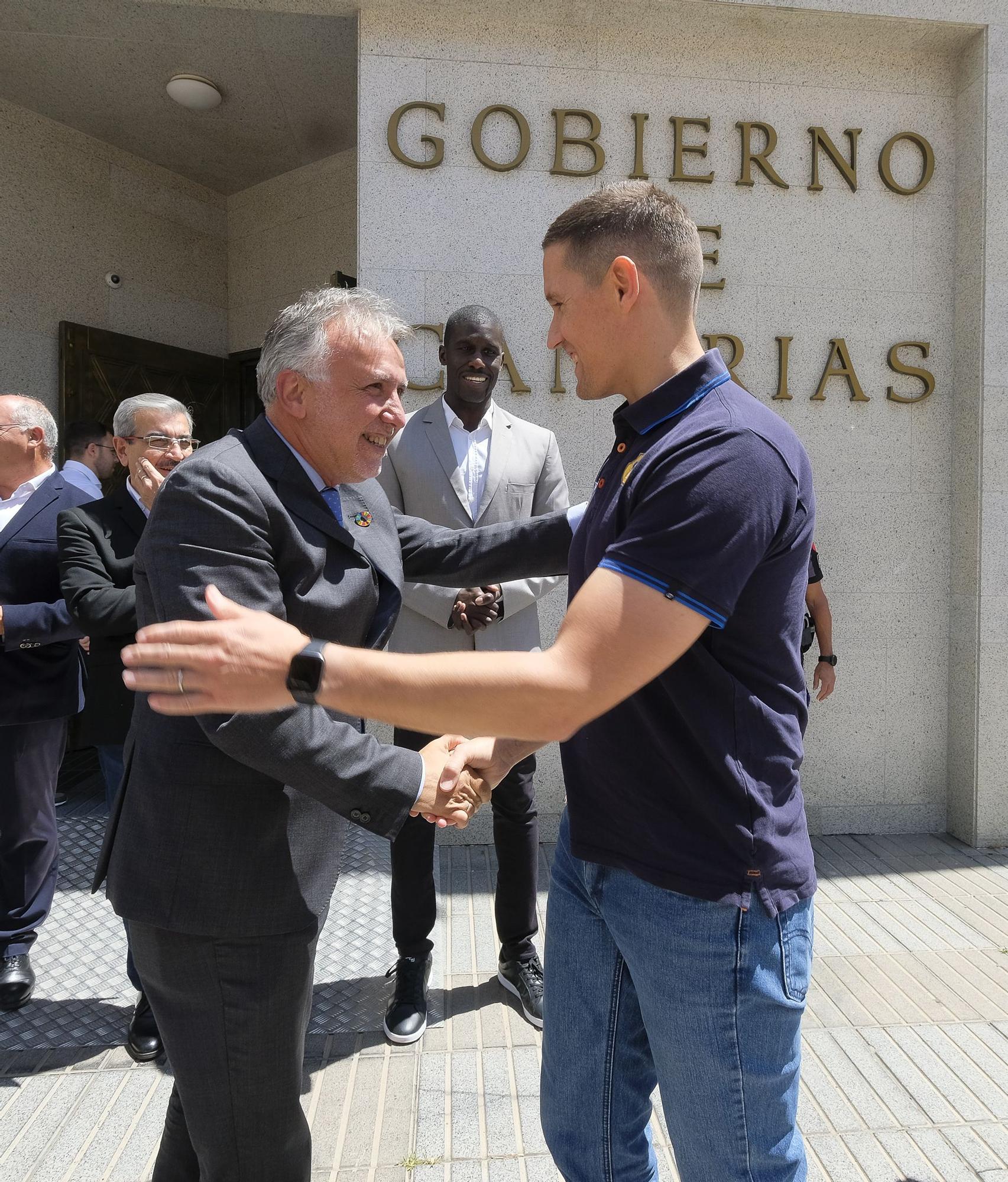 Ángel Víctor Torres recibe al CB Gran Canaria tras ganar la Eurocup