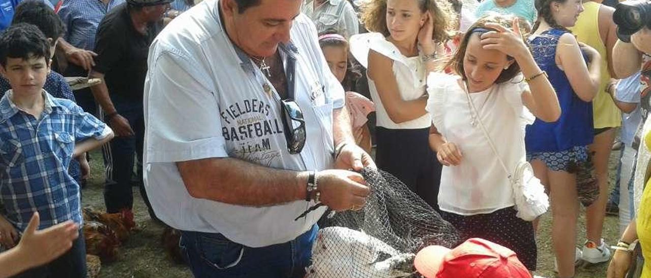 Alfonso Novas con las palomas que soltó en San Benito de Lores el pasado 11 de julio. // Noé Parga