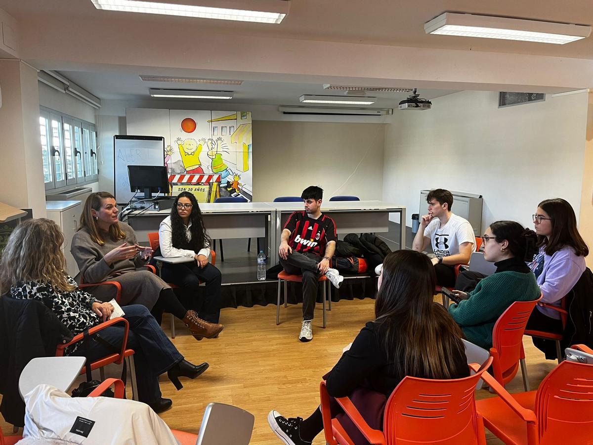 Estudiantes del grado de Logopedia durante su visita al ADI.