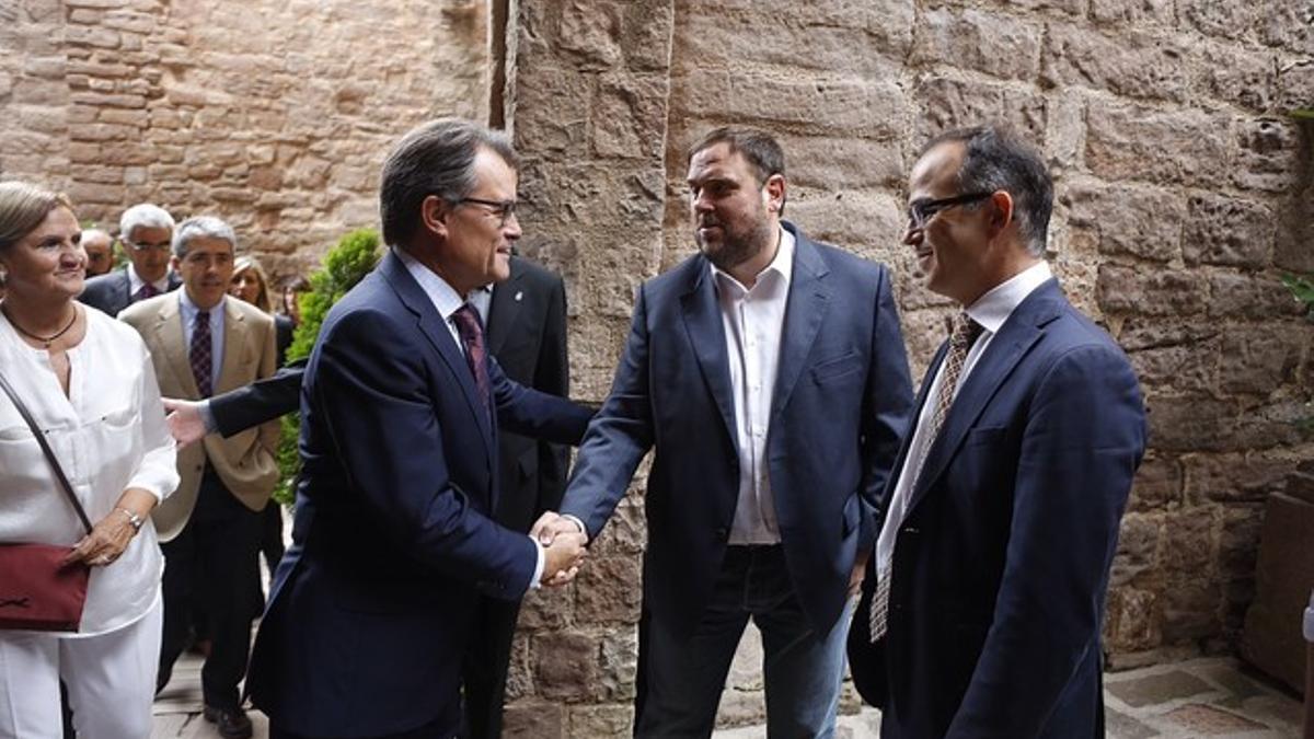 Artur Mas saluda al líder de ERC, Oriol Junqueras, este domingo en Cardona.