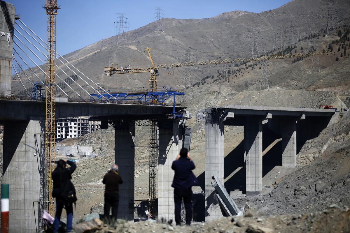 KARAJ, 3 de abril de 2026.- Puente B1 destrozado tras un ataque de Israel y Estados Unidos