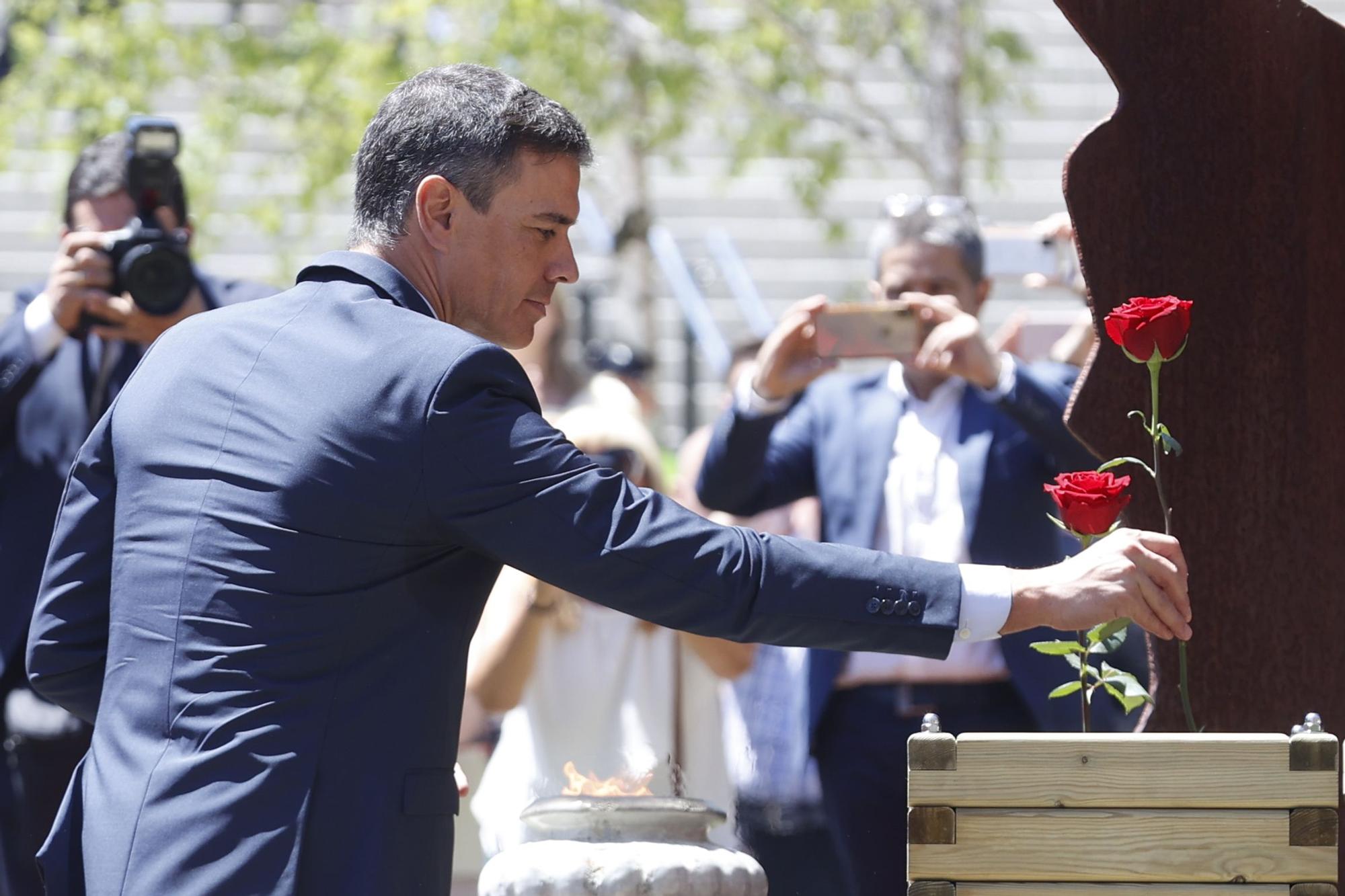 El presidente del Gobierno, Pedro Sánchez, durante la ofrenda floral este domingo en la localidad vizcaína de Ermua, en la conmemoración del 25 aniversario del secuestro y asesinato del concejal del PP Miguel Ángel Blanco por ETA.