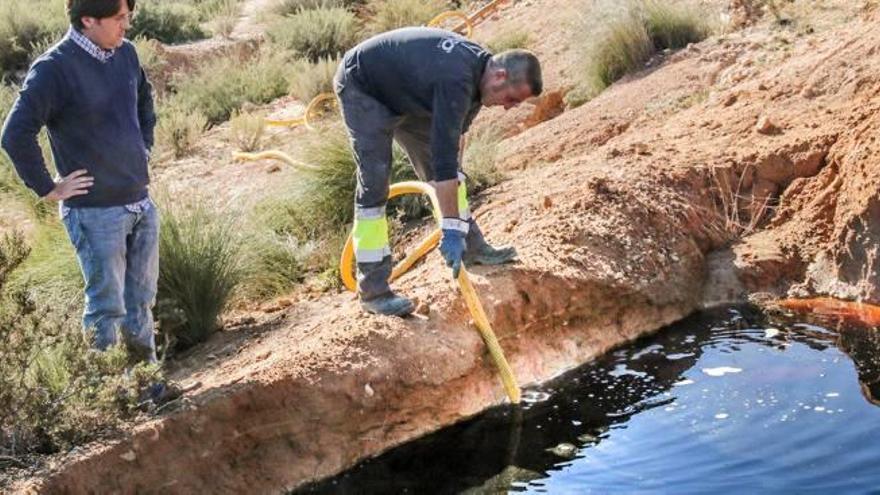 Trabajos de retirada de lixiviados en una finca cercana al vertedero de Proambiente, que está en proceso de restauración.