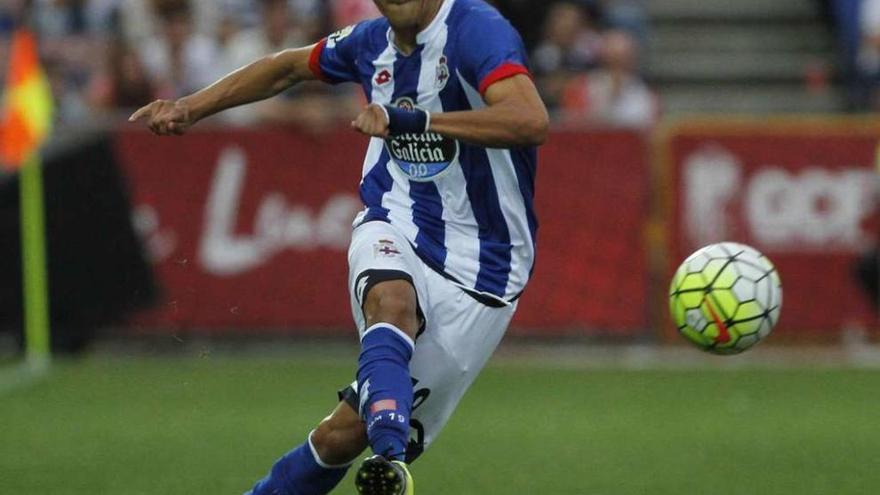 Fayçal Fajr, autor del tanto deportivista, dispara a portería ayer en el encuentro ante el Granada.