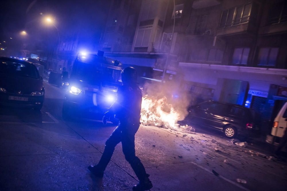 Càrregues i contenidors cremats al centre de Manresa al final de la protesta a la caserna
