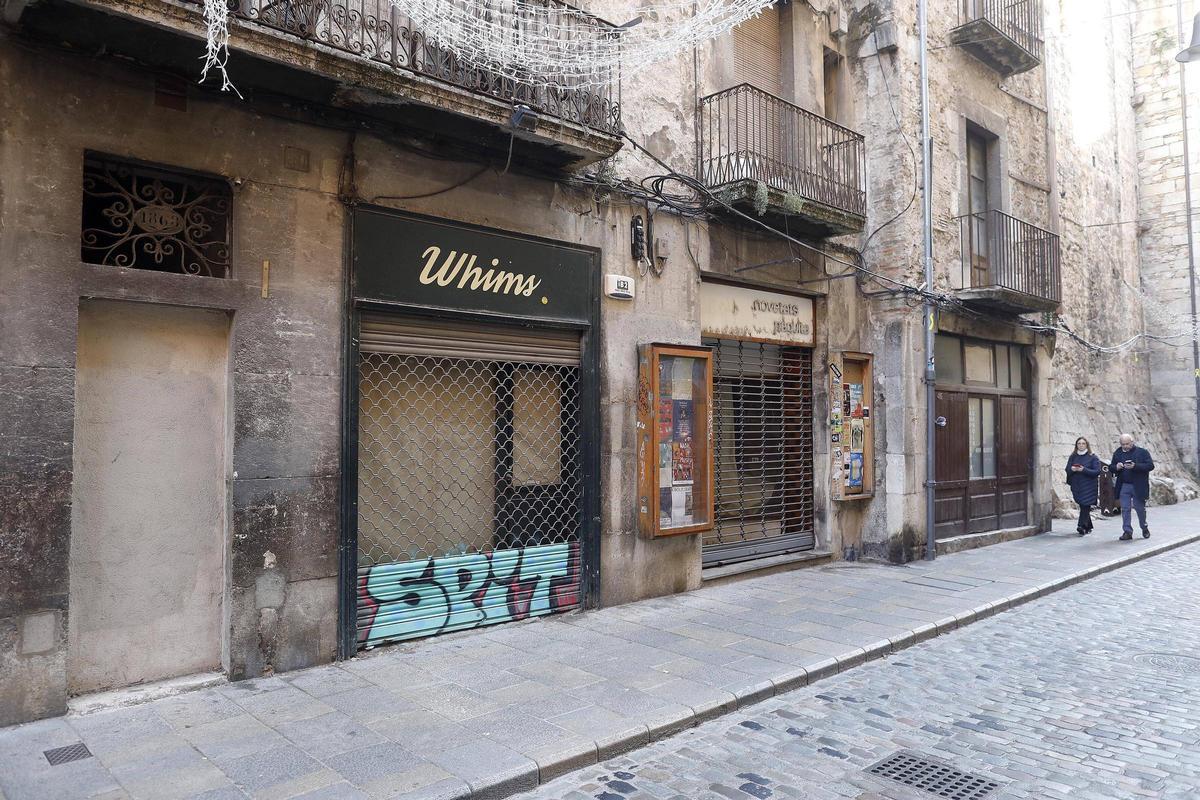 Els immobles on, en un futur, s'haurà d'actuar al final del carrer Ballesteries. S'encerrocarà la finca per on passen dues persones caminant.