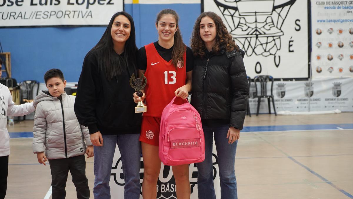 Aina Cargol, del Bàsquet Girona, recibe el trofeo de mejor jugadora.