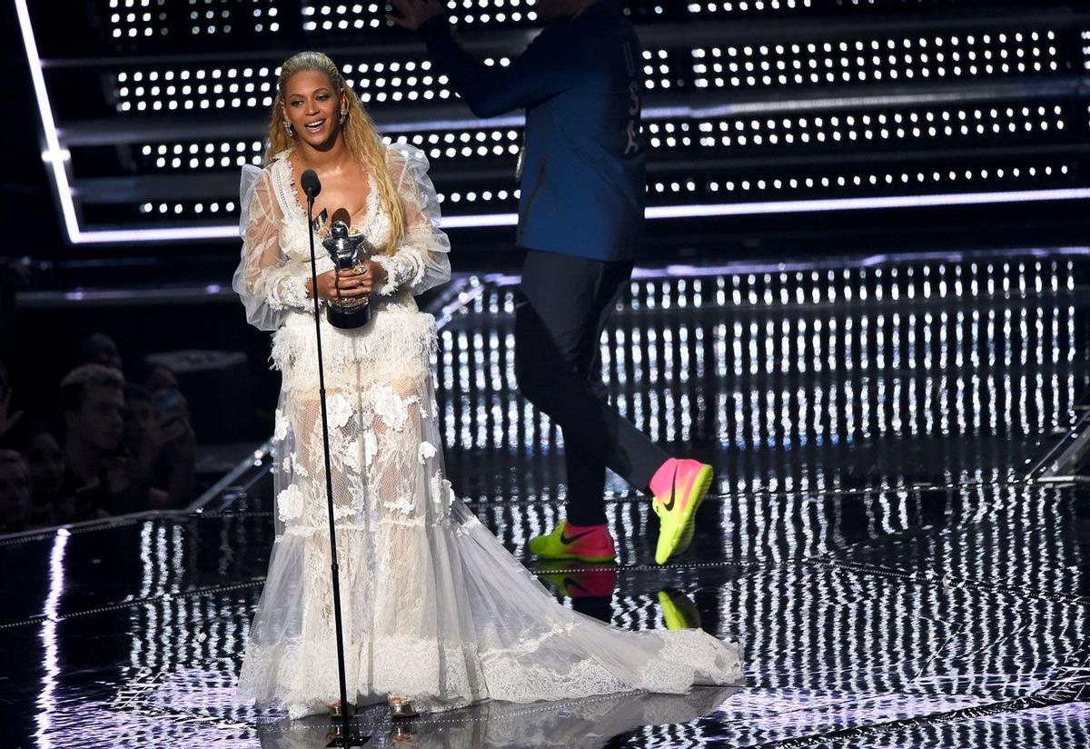 Beyoncé recoge el premio al mejor vídeo musical en los MTV Video Music Awards 2016