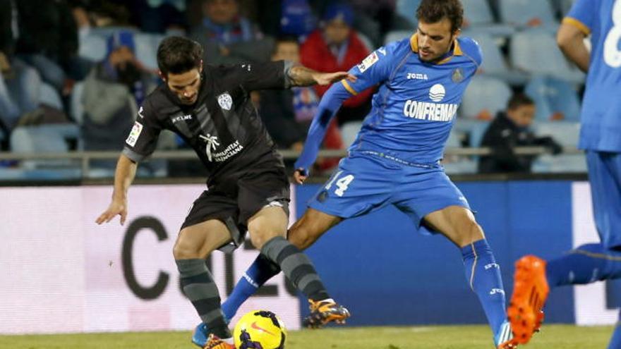 Rubén y Pedro León pugnan por el balón