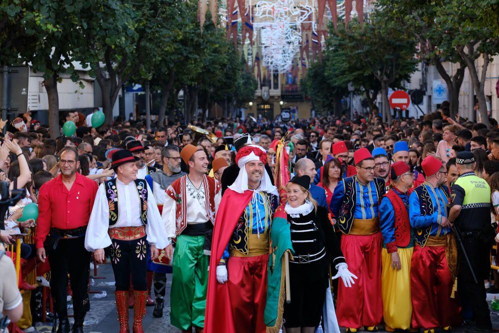 Millones de papelitos sobrevolaron a los miles de eldenses que se apiñaron cerca del castillo de Embajadas para escuchar y cantar el pasodoble Idella, que marca el comienzo de las fiestas