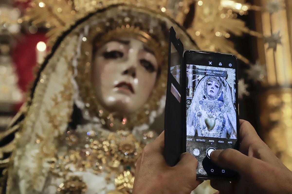 El besamanos extraordinario a la Virgen de los Dolores, en imágenes