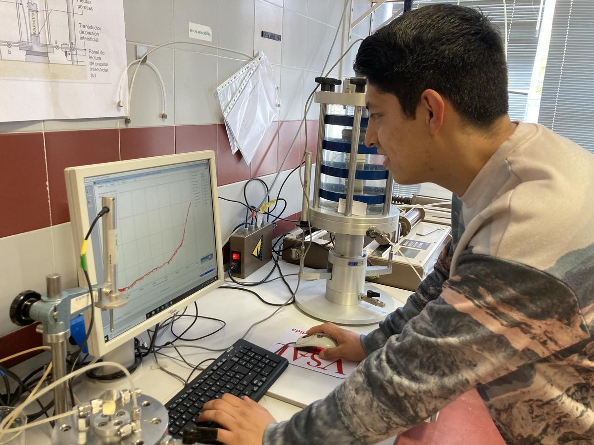 Brandon Alexis Moreno, en el laboratorio de la Escuela Politécnica.