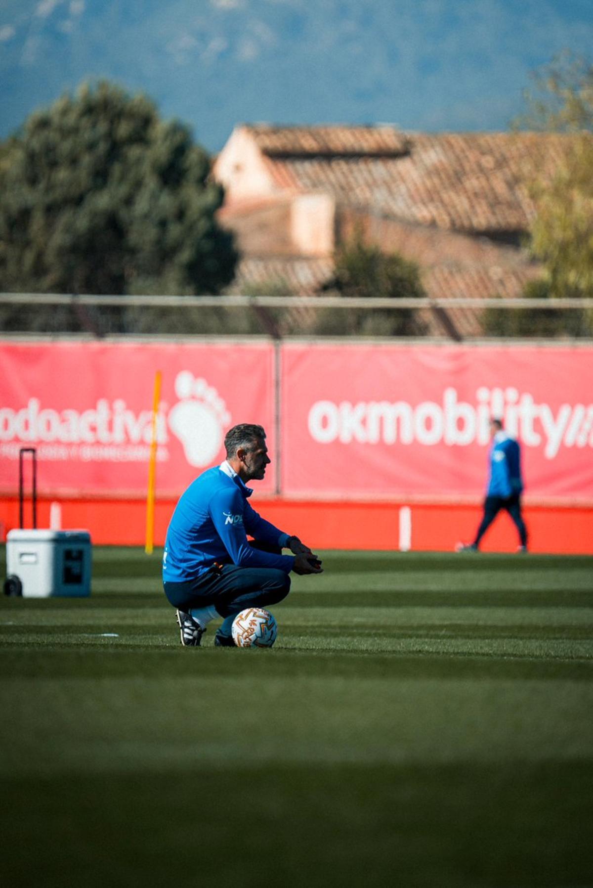 Demichelis sigue con atención un entrenamiento de esta semana en Son Bibiloni.