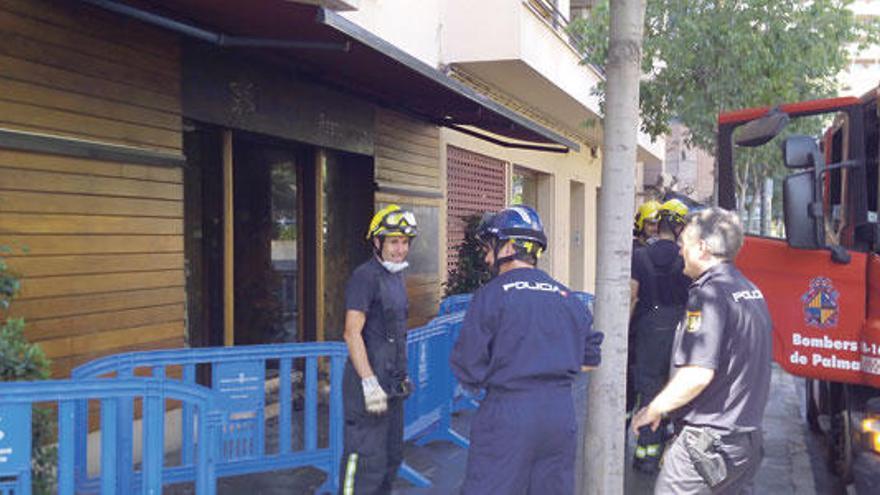 La entrada al local, vallada por la Policía.