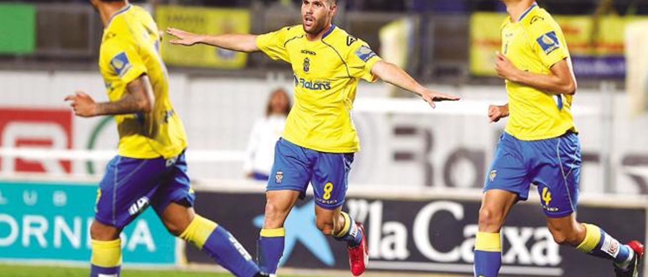 El delantero murciano de la UD Las Palmas, Alfredo Ortuño, celebra el cuarto gol amarillo frente a la Ponferradina el pasado sábado, ante la mirada de Sergio Araujo (izda.) y Vicente Gómez.