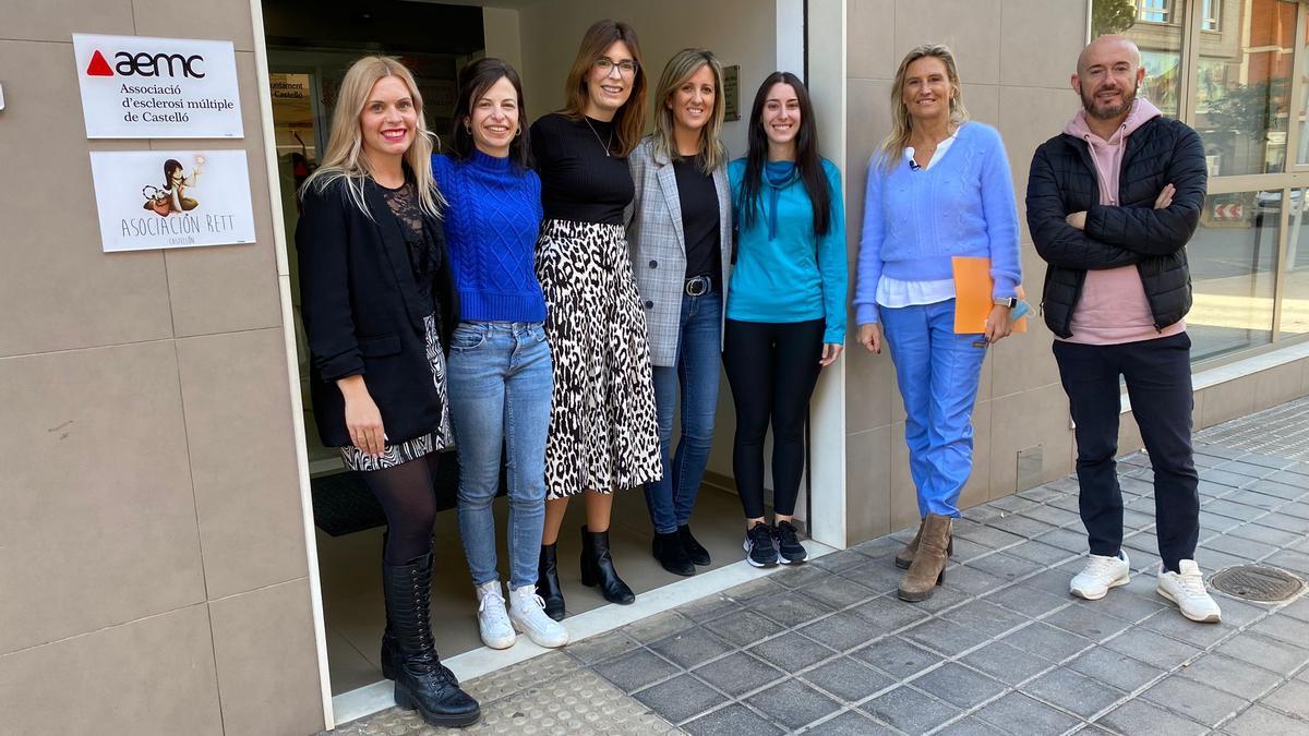 Susana Fabregat posa con los trabajadores de la Associació d&#039;Esclerosi Múltiple de Castelló (AEMC)