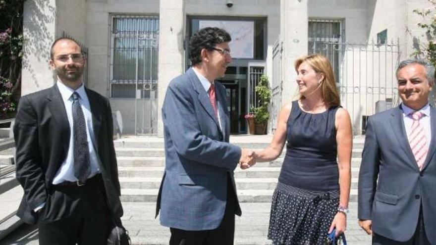 Juan Aranaiz, abogado del club; López-Chaves; Viviana García y Julio Rodríguez, ante el Puerto. // J. de Arcos