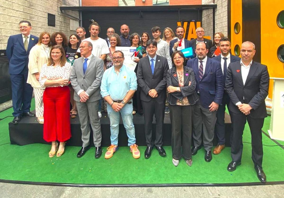 Foto de familia de patrocinadores, autoridades y premiados. | A. Velasco