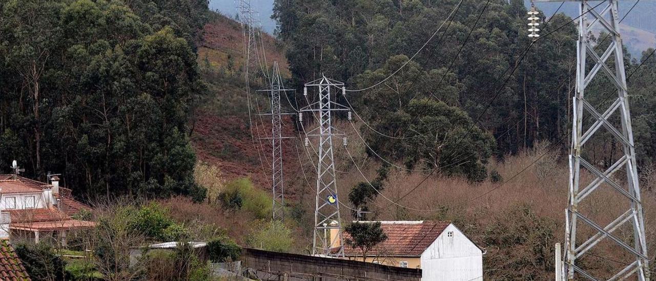 Núcleo habitado y forestal tras la retirada de la biomasa afectada por una línea eléctrica.   | // RAFA VÁZQUEZ