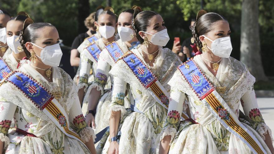 Fallas 2021: la corte mayor recupera la tradición del traje blanco