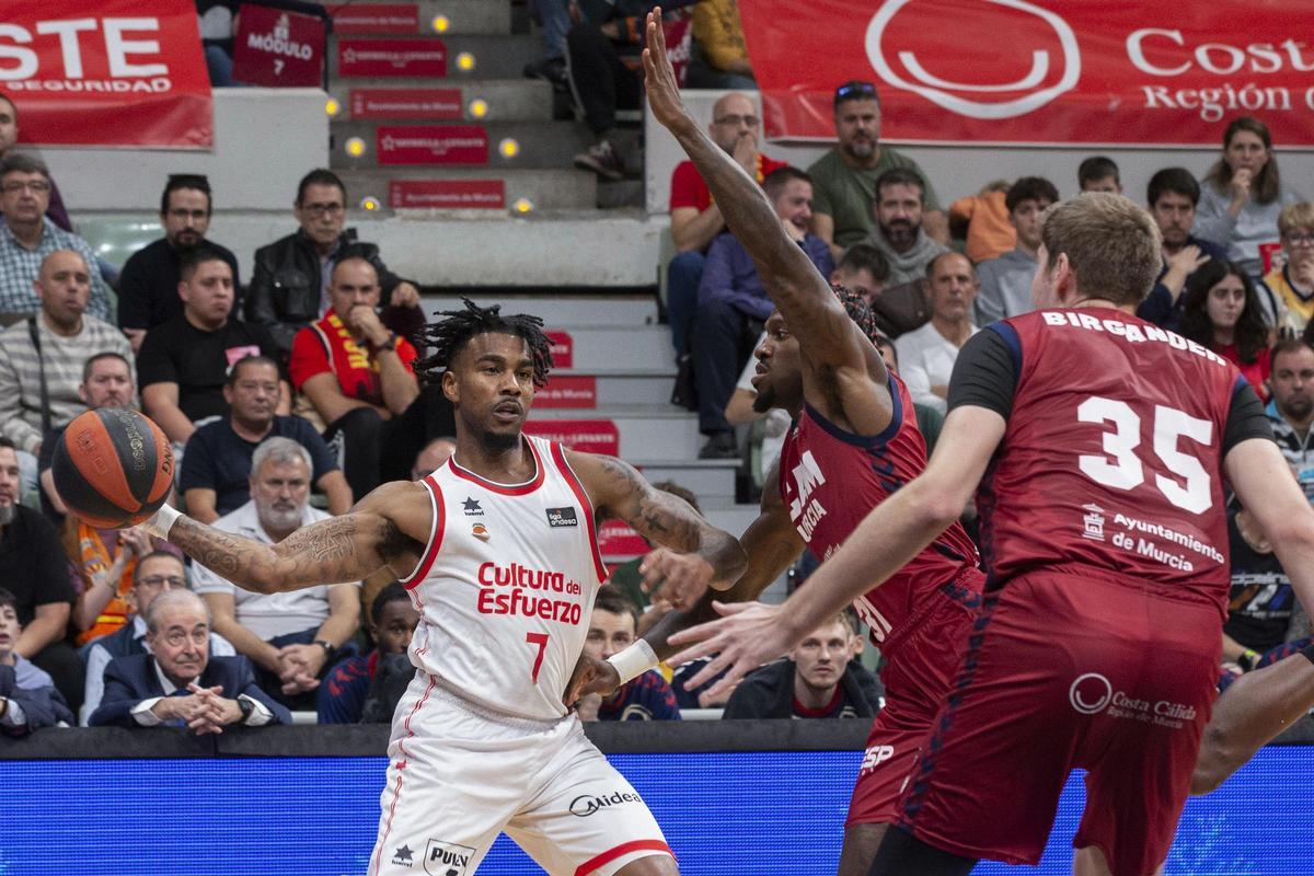 Un momento del pratido entre el UCAM Murcia y el Valencia Basket