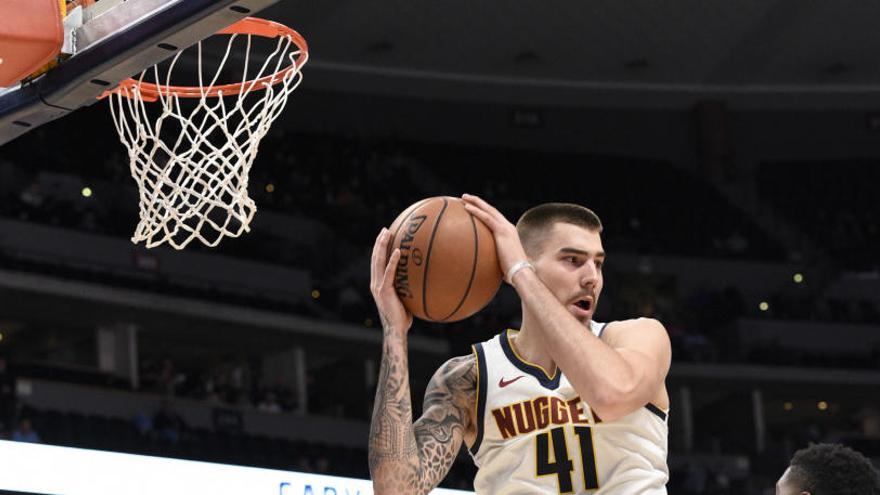 Juancho Hernangomez (2d) de Denver Nuggets junto a sus compañeros Beasley (d) y  Lyles (2i) ante la mirada de Bagley III (i) de Sacramento Kings.