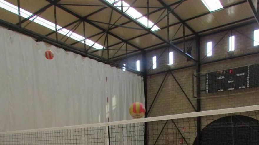 El equipo, entrenando en el polideportivo de Llanes.