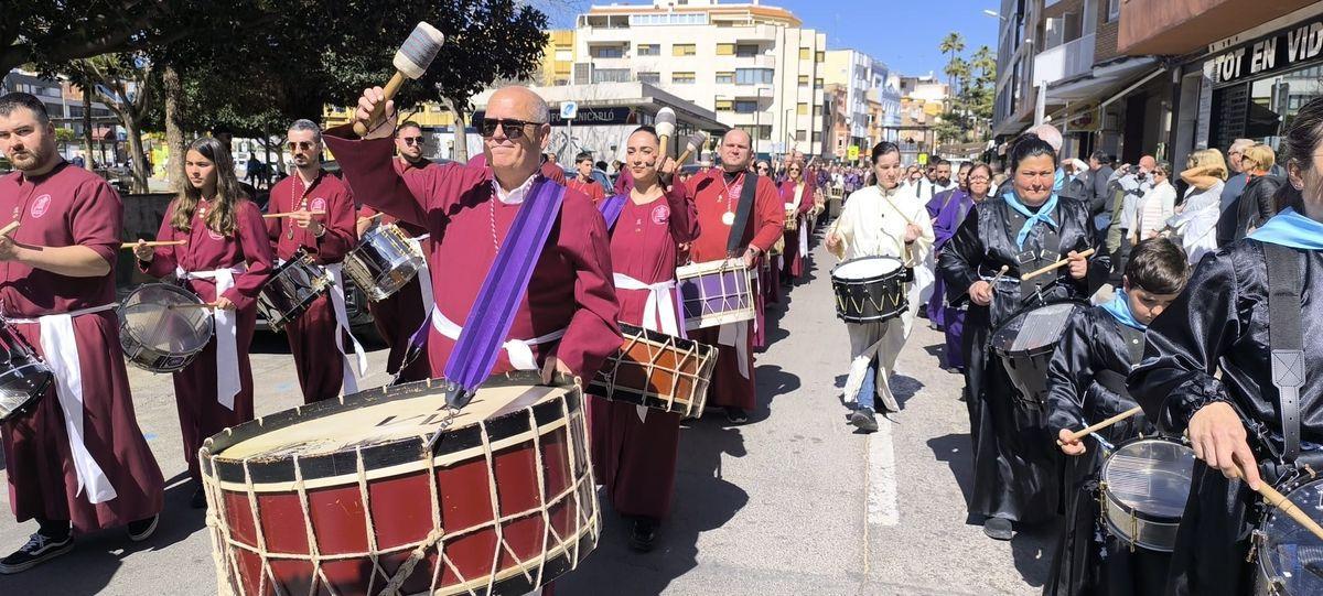 Los tambores y bombos han recorrido Benicarló.