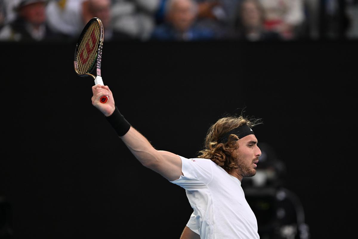 Melbourne (Australia), 29/01/2023.- Stefanos Tsitsipas of Greece in action during the Men’Äôs Singles Final against Novak Djokovic of Serbia at the 2023 Australian Open tennis tournament in Melbourne, Australia, 29 January 2023. (Tenis, Abierto, Grecia) EFE/EPA/LUKAS COCH AUSTRALIA AND NEW ZEALAND OUT