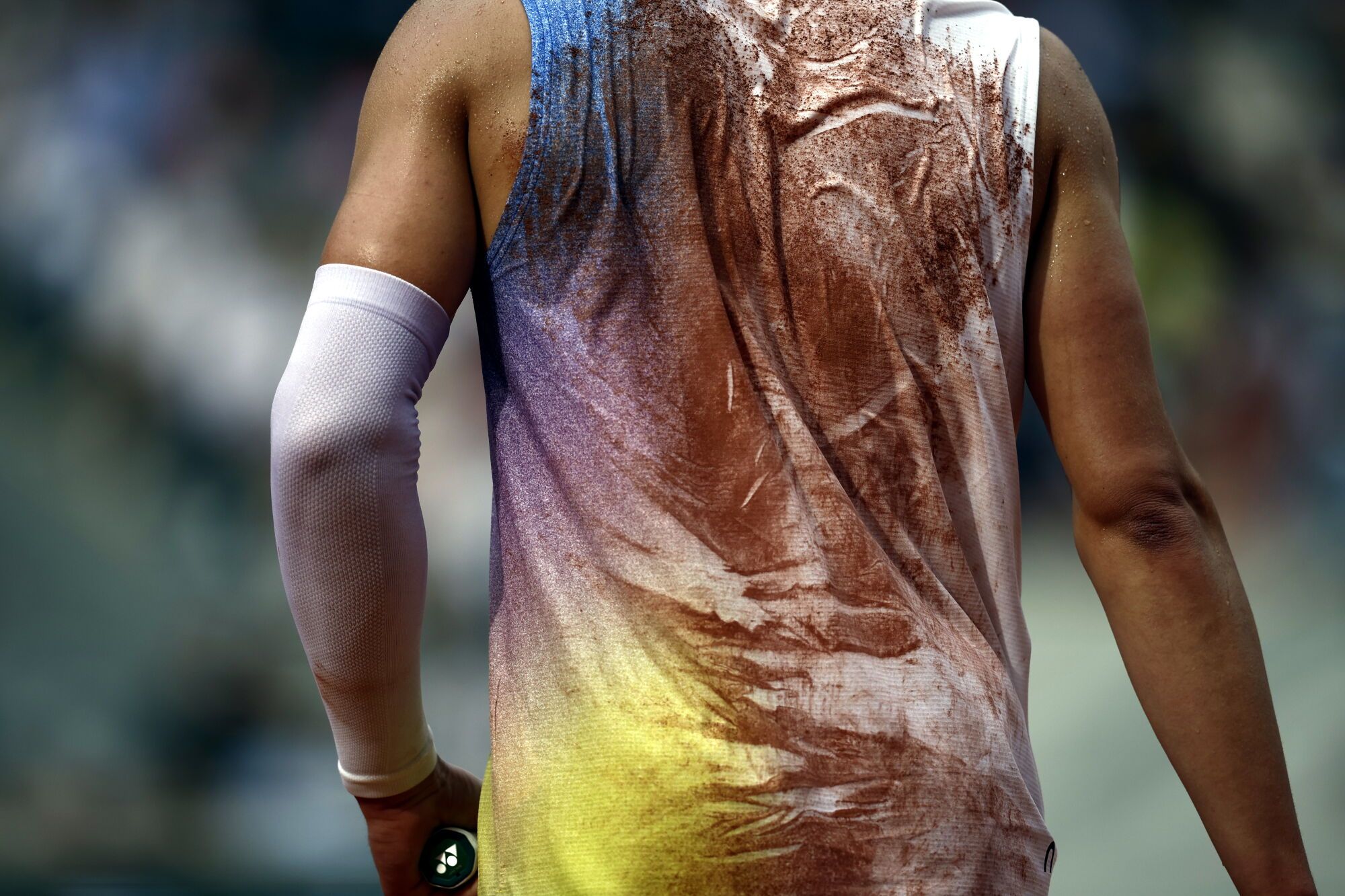 PARIS (France), 01/06/2025.- Ben Shelton of USA in action during his Men's 4th round match against Carlos Alcaraz of Spain at the French Open Grand Slam tennis tournament at Roland Garros in Paris, France, 01 June 2025. (Tenis, Abierto, Francia, España) EFE/EPA/YOAN VALAT