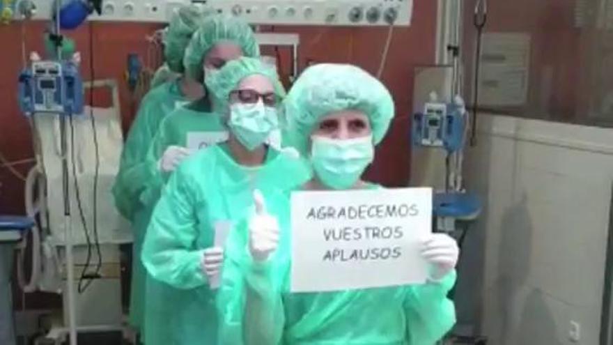 Sanitarios del CHUAC de A Coruña agradecen los aplausos de reconocimiento a su labor