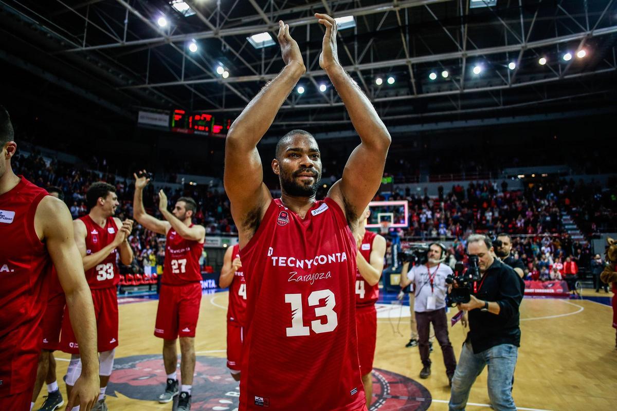 Gary Neal aplaude tras un partido frente al Tenerife.