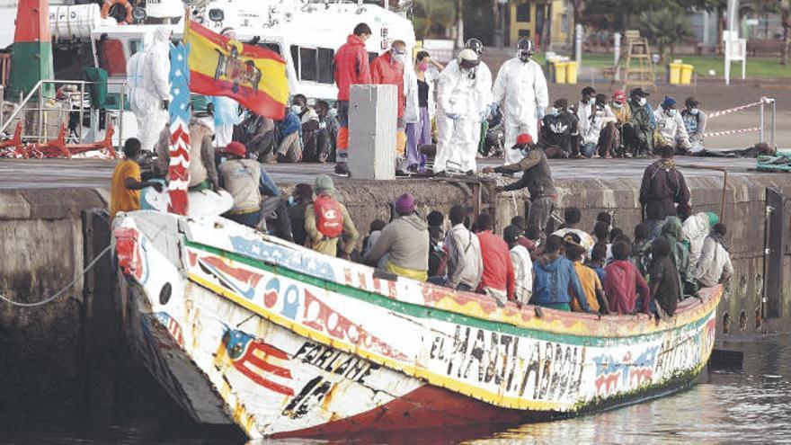 Llega un cayuco al puerto de Los Cristianos con 118 personas