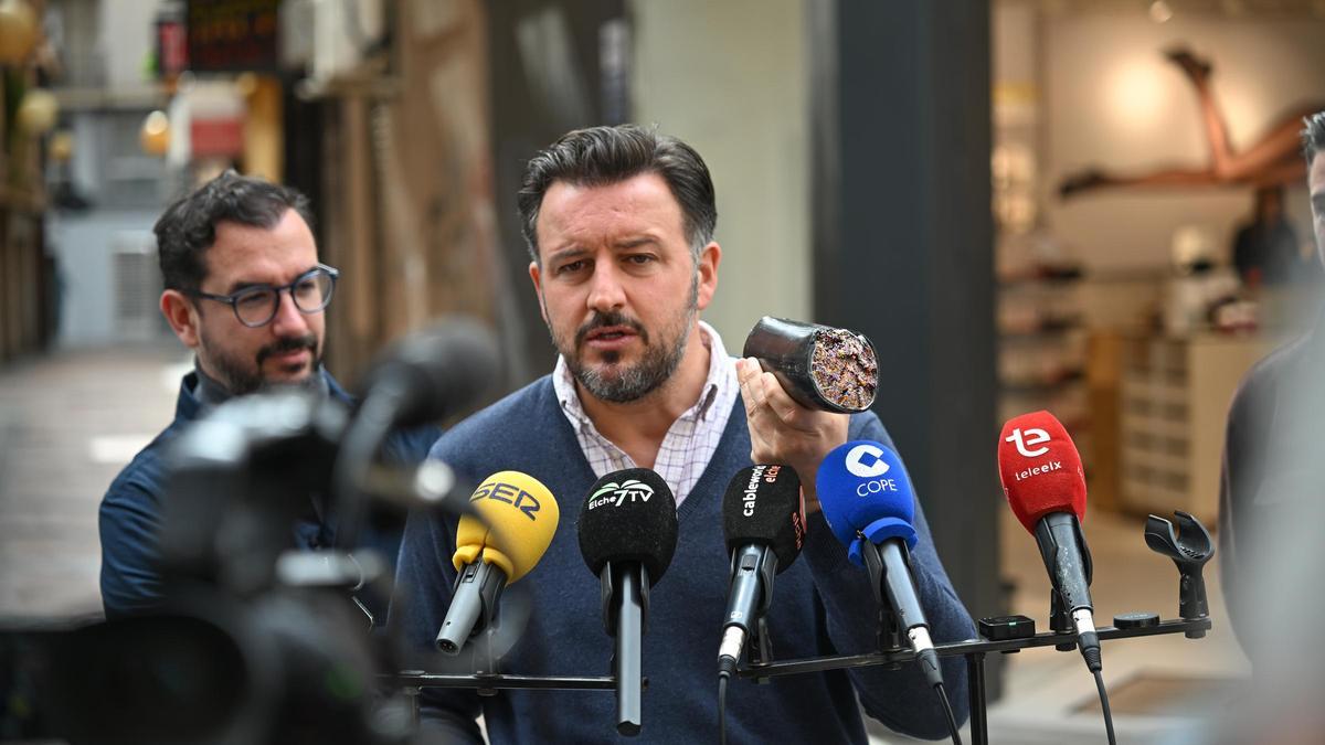 El alcalde Pablo ruz asegura que "Elche le declara la guerra al desorden del cableado" mostrando uno de los elementos encontrados en un tendido aéreo