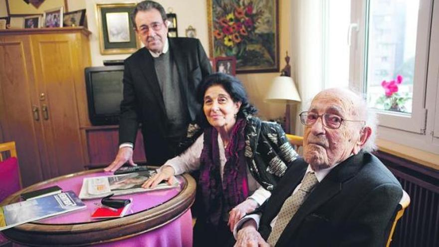 Luis Álvarez Fueyo, con sus hijos Luis y Josefina, en su domicilio de Oviedo.